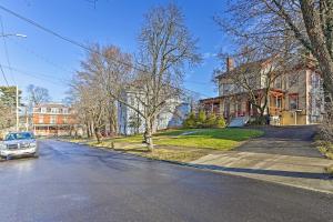 Fotografie z fotogalerie ubytování Historic Poughkeepsie Apt - Walkable Location v destinaci Poughkeepsie