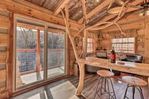 Φωτογραφία από το άλμπουμ του Hand-Crafted Creekside Treehouse with Grill! σε Cosby