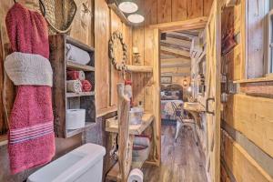 Galeriebild der Unterkunft Hand-Crafted Creekside Treehouse with Grill! in Cosby