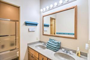 Ένα μπάνιο στο Charming, Spacious and Pet-Friendly Buena Vista Home +37 φωτογραφίες
