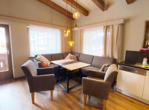 A seating area at A Casa Juwel Apartment