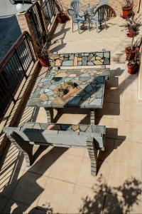 un patio con un banco y una mesa con una fuente en Katerina's rooms en Skala Marion