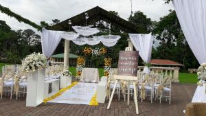 eine Hochzeit im Freien mit Stühlen und einem Festzelt in der Unterkunft Club del Campo - Hotel & Centro de Convenciones in Santo Domingo de los Colorados + 45 Fotos