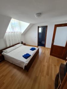 een slaapkamer met een bed met blauwe handdoeken bij Cazare Luxandra in Borşa