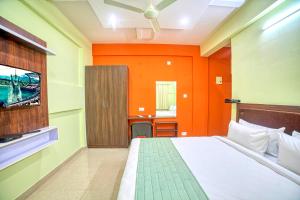 RedKEY Inn Bangalore Airport客房内的一张或多张床位