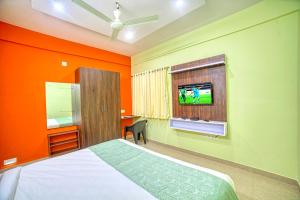 RedKEY Inn Bangalore Airport客房内的一张或多张床位