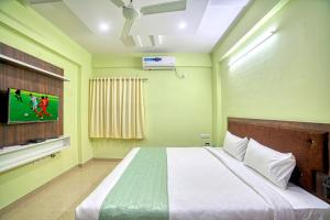 Postel nebo postele na pokoji v ubytování RedKEY Inn Bangalore Airport