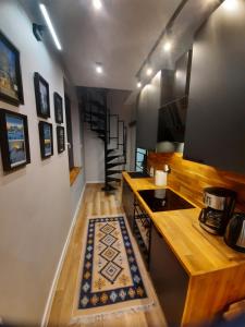 eine kleine Küche mit einem Herd und einer Treppe in der Unterkunft Mieszkanie 2 pokojowe - 5km od SKI SUN Świeradów Zdrój in Pobiedna