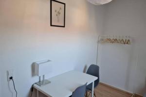 a white table and chairs in a room at L8 Street - Pforzheim Nordstadt in Pforzheim