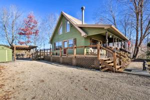 Andrews的住宿－Andrews Cabin with Fireplace, Deck and Mountain Views!，相簿中的一張相片