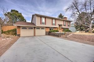 una casa con una gran entrada delante de ella en Hillside Place with Mountain Views about 8 Mi to Dtwn!, en Colorado Springs