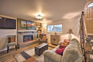 sala de estar con sofá y chimenea en Hillside Place with Mountain Views about 8 Mi to Dtwn! en Colorado Springs
