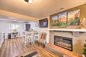 sala de estar con chimenea, mesa y sillas en Hillside Place with Mountain Views about 8 Mi to Dtwn! en Colorado Springs