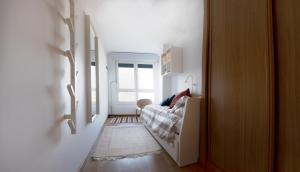 Divstāvu gulta vai divstāvu gultas numurā naktsmītnē Apartamento Paseo Marítimo Laxe