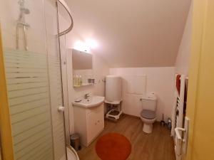 ein kleines Badezimmer mit Toilette und Waschbecken in der Unterkunft Le Studio Bis - Appartement meublé tout confort Centre Ville in Pont-Sainte-Maxence