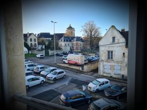 Blick auf einen Parkplatz mit geparkten Autos in der Unterkunft Le Studio Bis - Appartement meublé tout confort Centre Ville in Pont-Sainte-Maxence