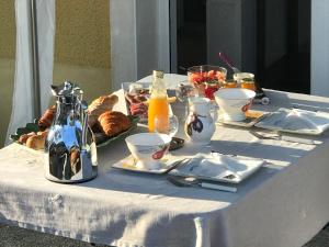 una mesa con comida y bebidas encima en Chenevières d'en Haut, en Grimault