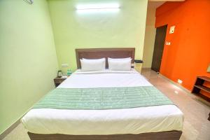 RedKEY Inn Bangalore Airport客房内的一张或多张床位