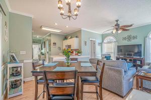 Ground Floor 1 Bedroom Condo! Immaculate Condition! Magnolia Place 105! Sleeps 2 guests