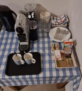 een tafel met een koffiezetapparaat en kopjes erop bij Hornbill Helipad 1 in Centurion