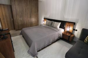 Krevet ili kreveti u jedinici u okviru objekta LA Larissa Luxury Apartments Koronis