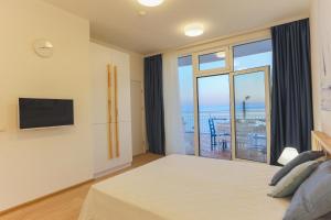 a bedroom with a bed and a view of the ocean at Talisman in Kavarna
