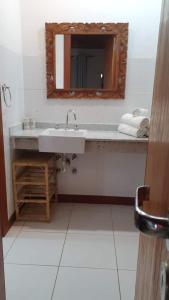 y baño con lavabo y espejo. en Apartamento Exclusivo Búzios Centro en Búzios