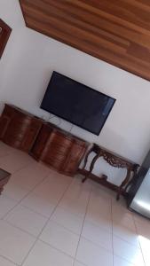 TV de pantalla plana en la pared en Apartamento Exclusivo Búzios Centro, en Búzios