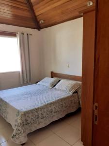 1 dormitorio con 1 cama en una habitación con ventana en Apartamento Exclusivo Búzios Centro en Búzios