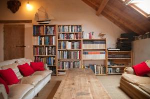 - un salon avec deux canapés et une table en bois dans l'établissement Chambre d'Hôtes des Grands Moulins de Baugé, à Baugé