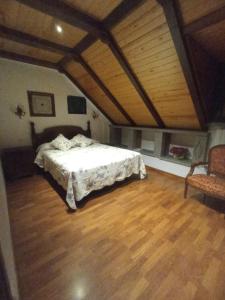 A bed or beds in a room at Apartamentos Sorripas 2 hab