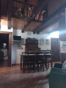 uma sala de jantar com uma mesa e um piano em Apartamentos Sorripas 2 hab em Bielsa