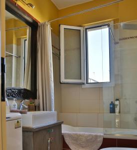 Um banheiro em Beach House in Itea-Delphi