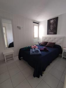Un dormitorio con una cama grande con toallas. en Excepcional 1ª línea de mar Platja d'Aro Elypalace 10-2, en Platja d'Aro 44 fotos más