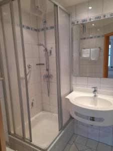 un baño con ducha y lavabo en Hotel Zurmühlen, en Sendenhorst