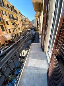 balcón con vistas a un canal con edificios en APPARTAMENTO DANTE ALASSIO en Alassio