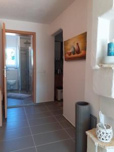 een kamer met een badkamer met een toilet en een spiegel bij Apartments Familie Vujec in Skrbčići