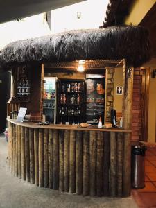 un bar con una valla de bambú alrededor en Pousada Maricá, en Maricá
