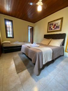 Een bed of bedden in een kamer bij Pousada Maricá