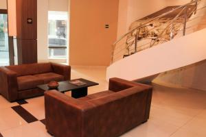 三河的住宿－Flat 808 moderno e privilegiada localização no Centro，客厅配有沙发和桌子
