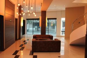 sala de estar con sofá y lámpara de araña en Flat 808 moderno e privilegiada localização no Centro, en Três Rios