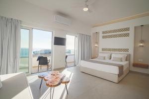 Posteľ alebo postele v izbe v ubytovaní Sfakia Seaside luxury Suites