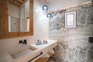 Kúpeľňa v ubytovaní Sfakia Seaside luxury Suites + 30 fotografií