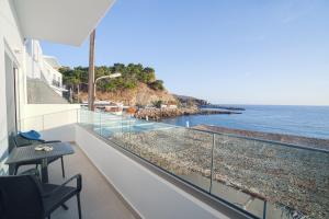 ระเบียงหรือลานระเบียงของ Sfakia Seaside luxury Suites