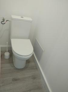baño con aseo blanco en una habitación en T2 - 2 à 3 personnes - draps et serviettes en option en Lorette
