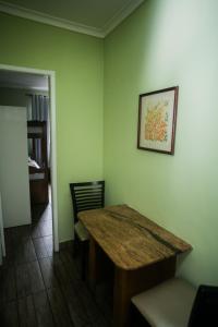 uma sala de jantar com uma mesa e uma imagem na parede em Hotel Serra da Estrela em Petrópolis