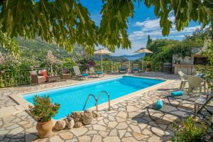 Bazén v ubytování Private villa close to Famous Myrtos beach with private boat! nebo v jeho okolí