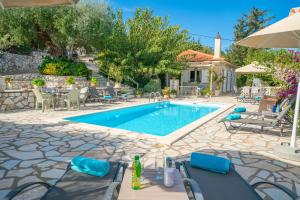 Bazén v ubytování Private villa close to Famous Myrtos beach with private boat! nebo v jeho okolí