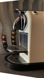 un acercamiento de un horno tostador con aume en Sanierte Wohnung mit Balkon im Hochparterre en Hannover