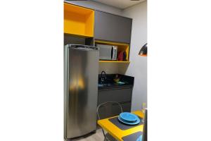 A kitchen or kitchenette at Flat Studio Charmoso New Studio Granja Viana Cotia
